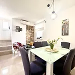 Apartament Pietra Storica Tkon