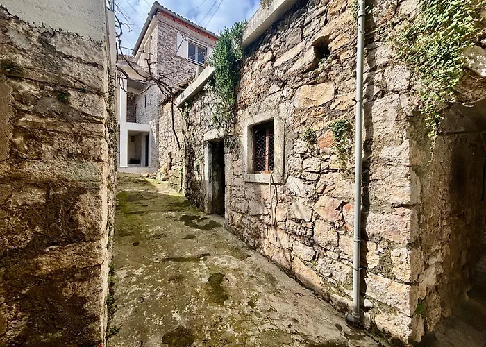 Pietra Storica * Tkon