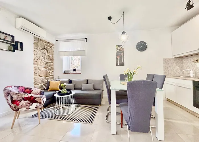 Pietra Storica * Tkon