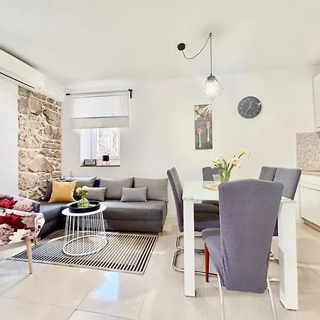 Pietra Storica * Tkon